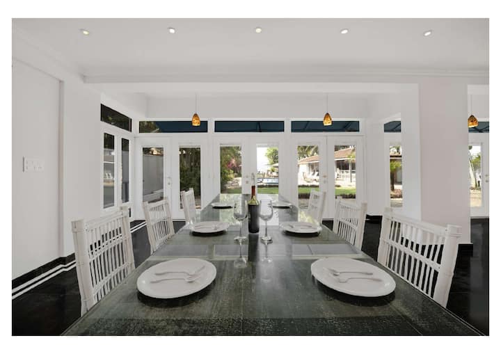 Dining area image 1
