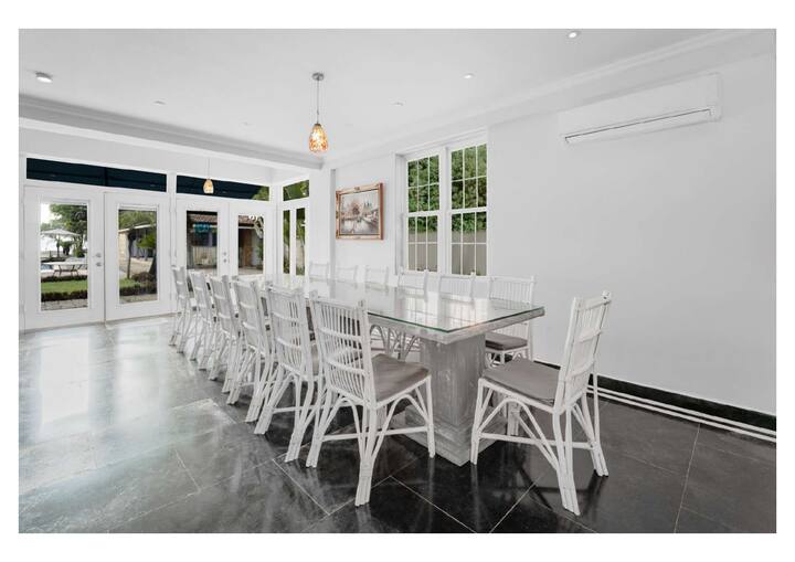 Dining area image 4