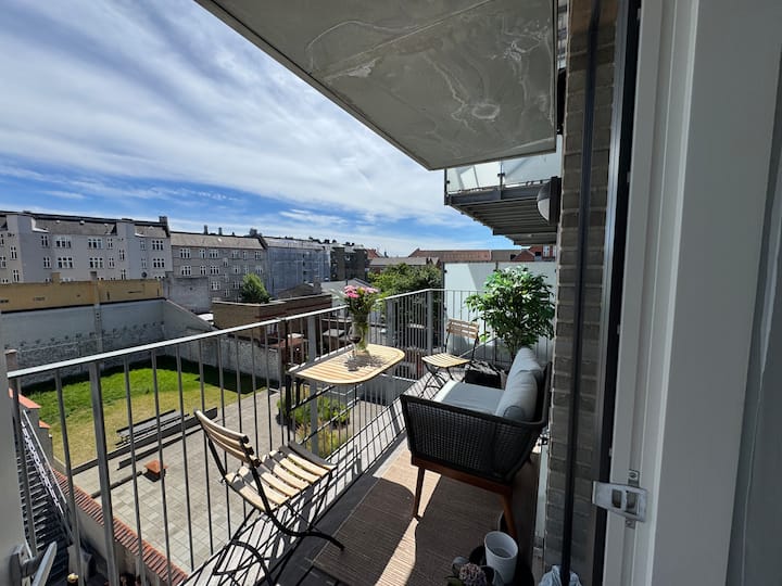 Spacious Nørrebro Home | Large Balcony + Rooftops - Kopenhaga
