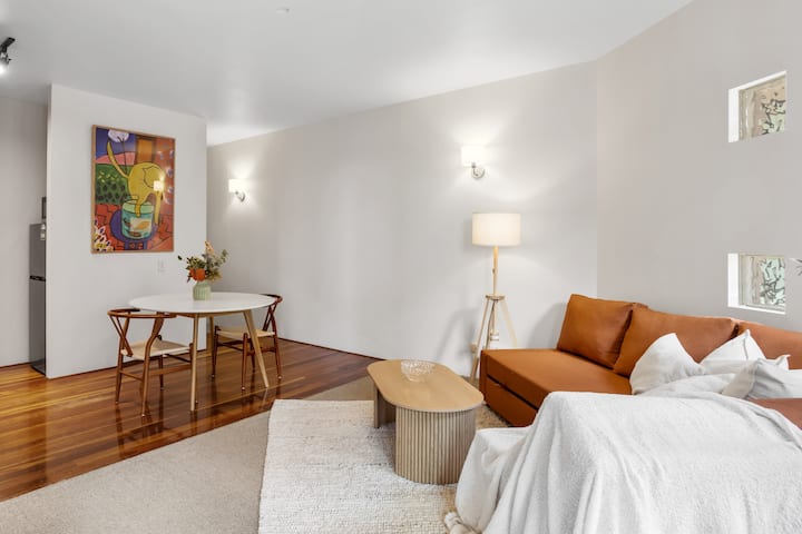 Spacious 1-bed With King Bed + Sofa Bed & Balcony - Balmoral