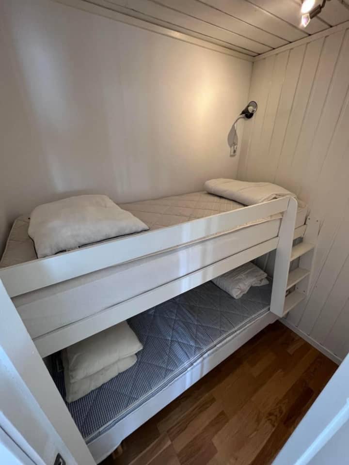 Dhoma e gjumit nr. 1, krevat marinari.