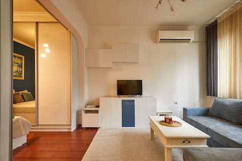 Top performing Airbnb: Elegant City Apartment, Walk to Center in Яворов
