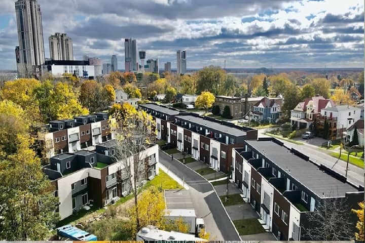 Bentley Commons Fallsview 4 Bedroom Townhouse Unit - Niagara Falls