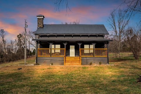 Popular Airbnb listing: Cozy Cabin | Hot tub | Fire pit | 28mi to Nash in Gallatin