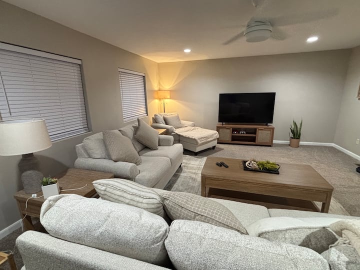 Spacious Sioux City Townhome • 3 Baths • Spotless - Sioux City, IA