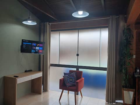 Imóvel de sucesso: Roots Piçarras Loft • Air-conditioned, central, Wi-Fi em Balneário Piçarras
