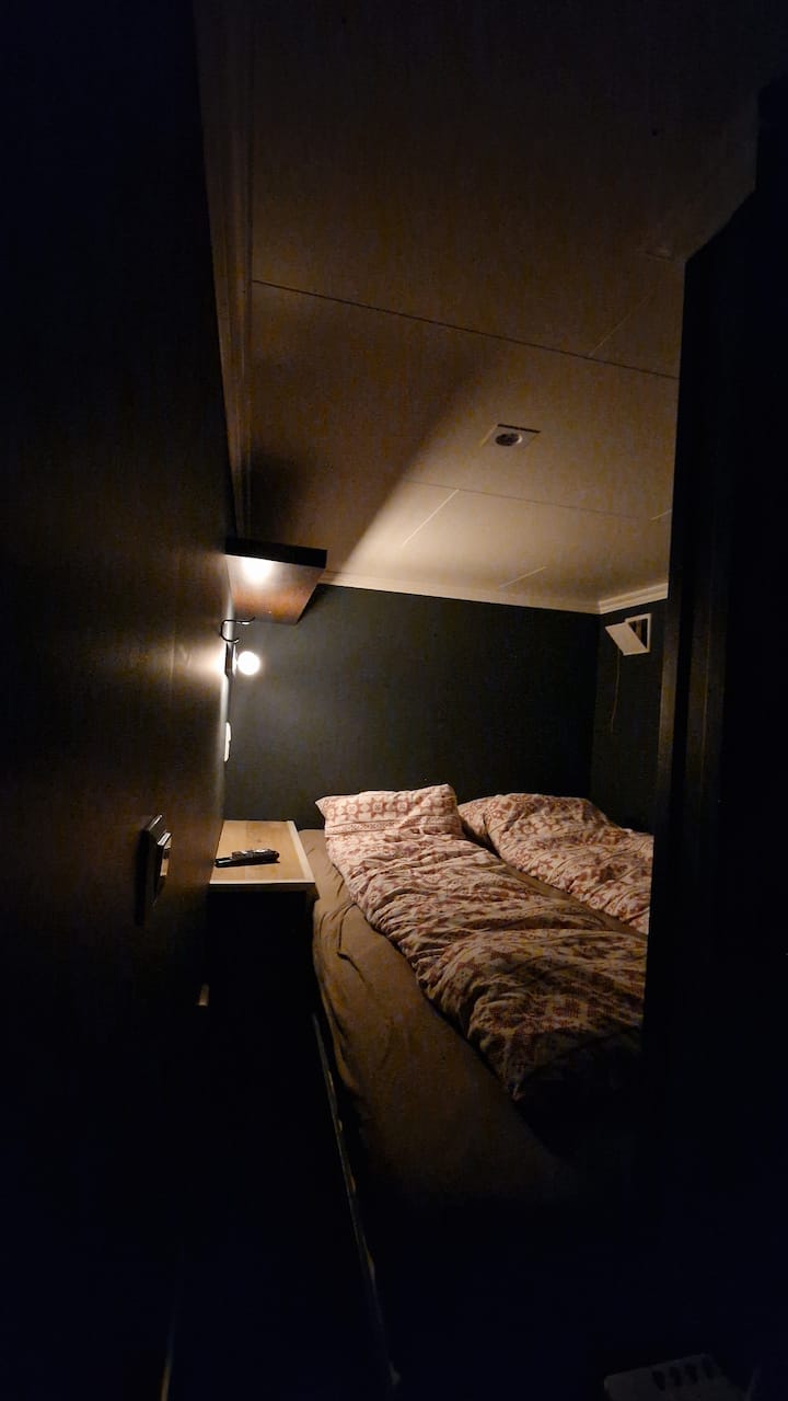 Ovdje ćete spavati, a krevet je malo povišen, no pored njega se nalazi stolica.