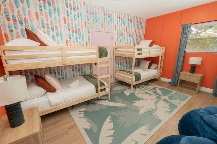 Una habitación divertida y colorida hecha para niños y niños de corazón, perfecta para pijamadas, risas y hacer recuerdos de vacaciones juntos.