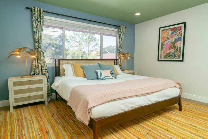 Relájate en este dormitorio tranquilo y soleado, diseñado para noches de descanso y mañanas de vacaciones fáciles y con brisa.