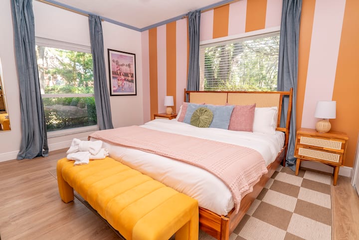 Luminoso, alegre y lleno de encanto, este dormitorio soleado es el lugar perfecto para relajarse, recargar energías y disfrutar de las vibraciones de las vacaciones ✨
