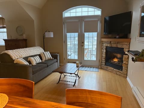 Successful Airbnb property: Serenity Retreat - Avila Mountain View & Fireplace in Les Pays D'en Haut