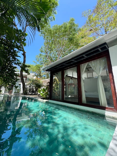 4 bdrm jungle home, trail to beach & 25m pool!