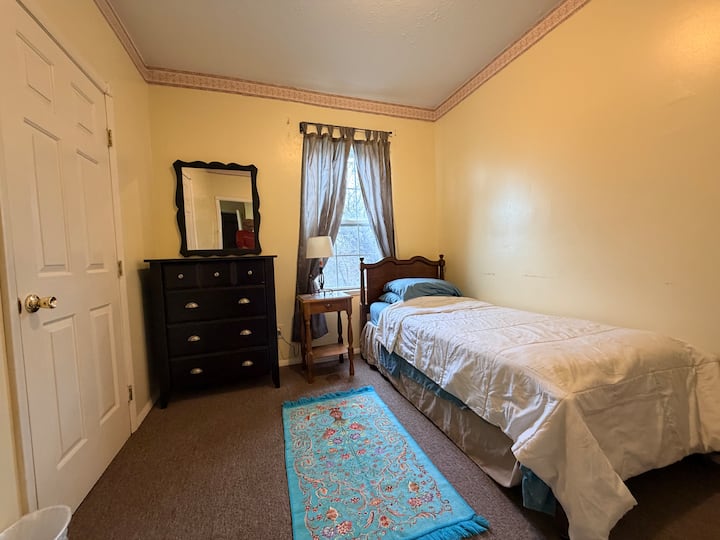Room 6 - Ravis Student Guest House - Female - Cleveland, OH