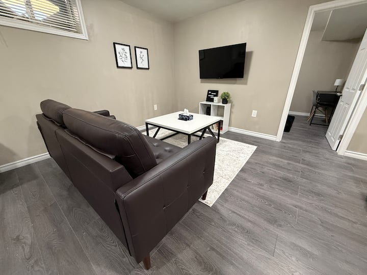 Bright 2 Bedroom Suite With Free Parking - London, Ontario