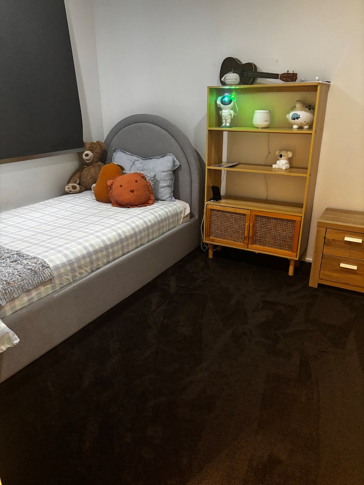 سرير كينج مفرد مجهز كغرفة نوم للأطفال وخزانة ملابس وخزانة ملابس.