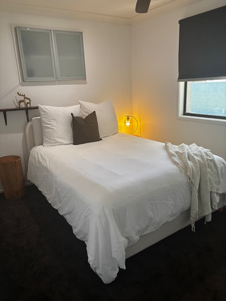 سرير بحجم كوين وخزانة ملابس وخزانة ملابس 