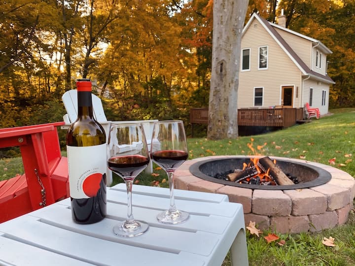 Private, Firepit, Walk To Town & <1 Mi To Beach - South Haven, MI