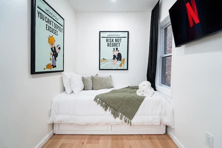 Најмалата спална соба има најмногу карактер. Со дневниот кревет кој се претвора во брачен кревет (широк 150 – 179 см), овој простор со тема на играта Монопол е разигран. Уживајте во телевизорот и пријатното место за одмор или спиење, како и во погодноста да бидете сместени веднаш до втората бања.