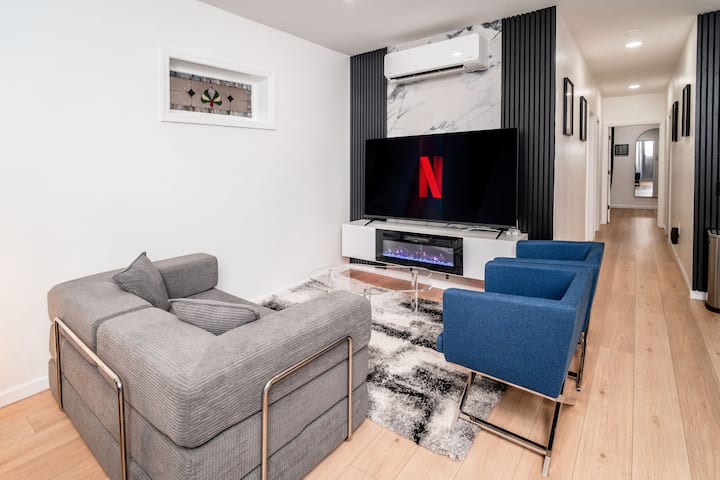 Дневната соба нуди пријатен и софистициран амбиент, идеален по ден поминат во градот. Нашиот кауч се претвора во брачен кревет – совршен за филмска вечер. Уживајте во нашиот електричен камин со греење, амбиенталните светла ја носат магијата на Њујорк директно во вашиот дом.