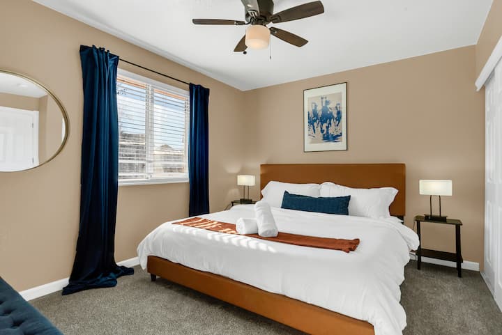 Dhoma jonë kryesore e gjumit është projektuar me kujdes për rehati, me një ventilator tavani për të të mbajtur të freskët dhe hapësirë të gjerë në gardërobë për të akomoduar lehtësisht sendet e tua.