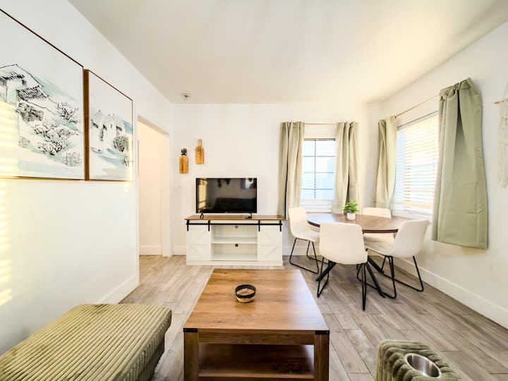 Charming 1br Retreat For 5 With Cozy Courtyard - 8 - Miami Shores, FL