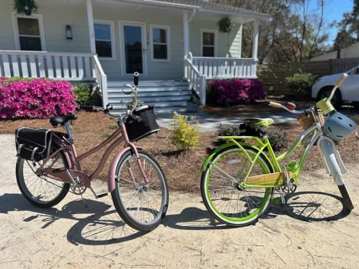 Charming Beach Cottage! Amazing Outdoor Amenities - Oak Island, NC