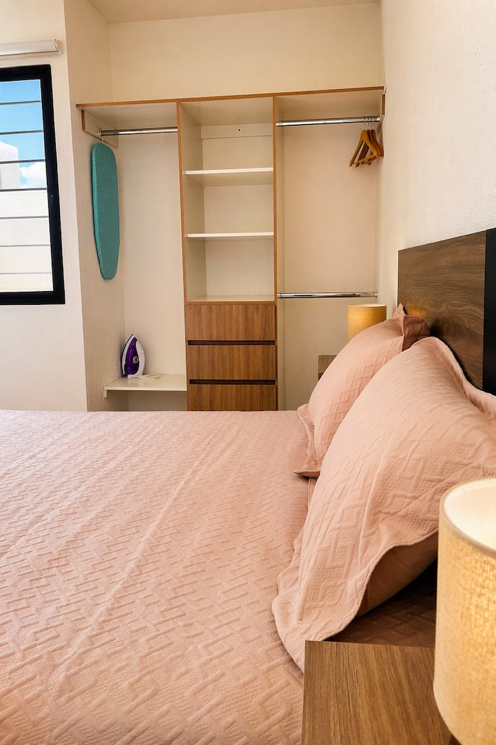 Habitación moderna y acogedora con almacenamiento inteligente
Disfruta de una habitación diseñada para ofrecer descanso, comodidad y funcionalidad en un ambiente cálido y contemporáneo, ideal para estancias cortas o largas.