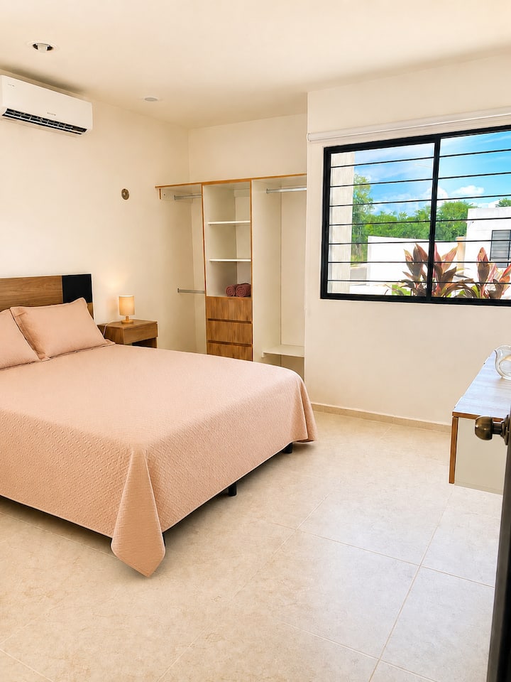 Habitación moderna con luz natural, clóset abierto y diseño minimalista
Disfruta de una habitación amplia, luminosa y cuidadosamente diseñada, perfecta para quienes buscan confort, estilo y funcionalidad en su alojamiento.