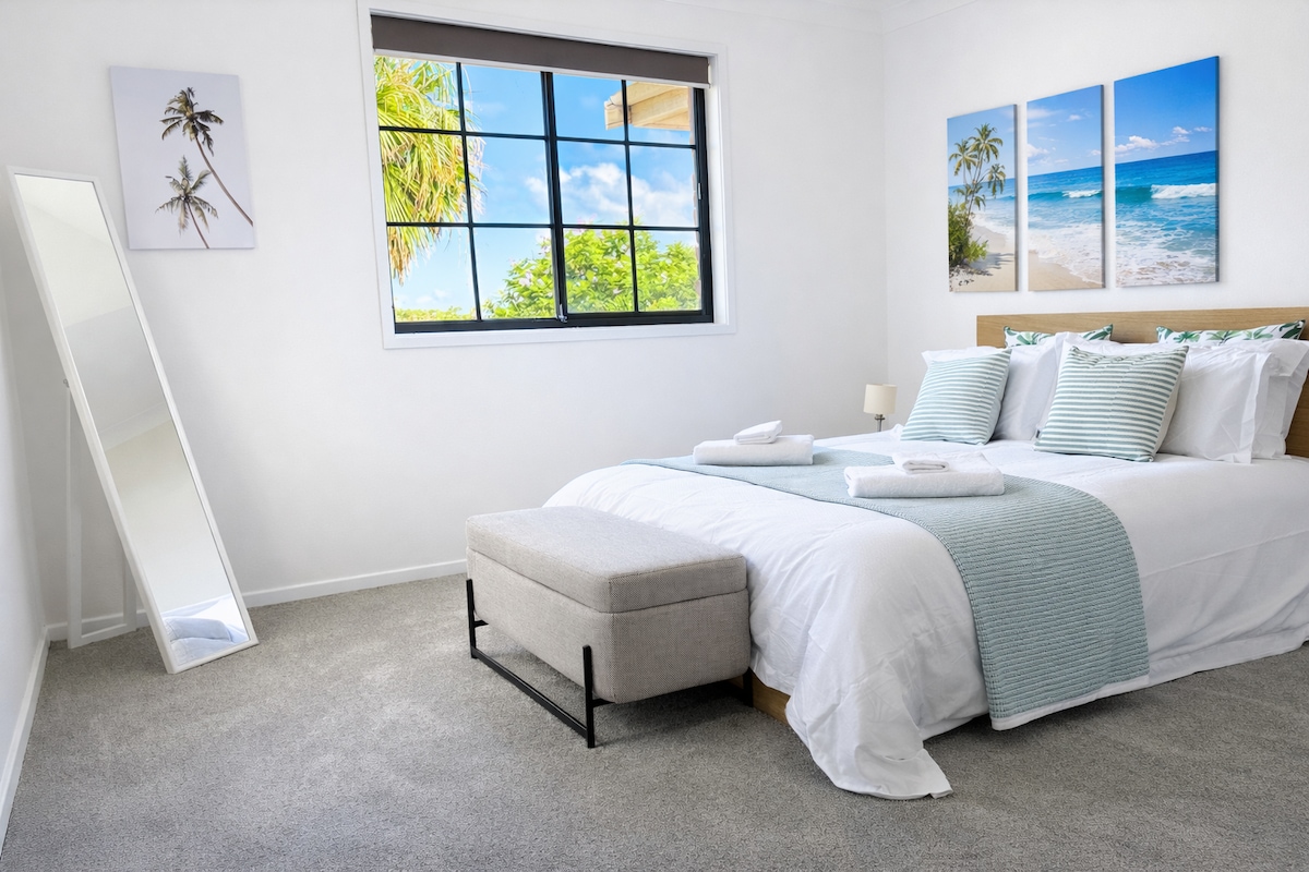 Dormitorio principal luminoso y relajante con baño privado y vestidor. 
Por la noche, deja las ventanas abiertas para disfrutar de la brisa del mar y el relajante sonido de las olas.