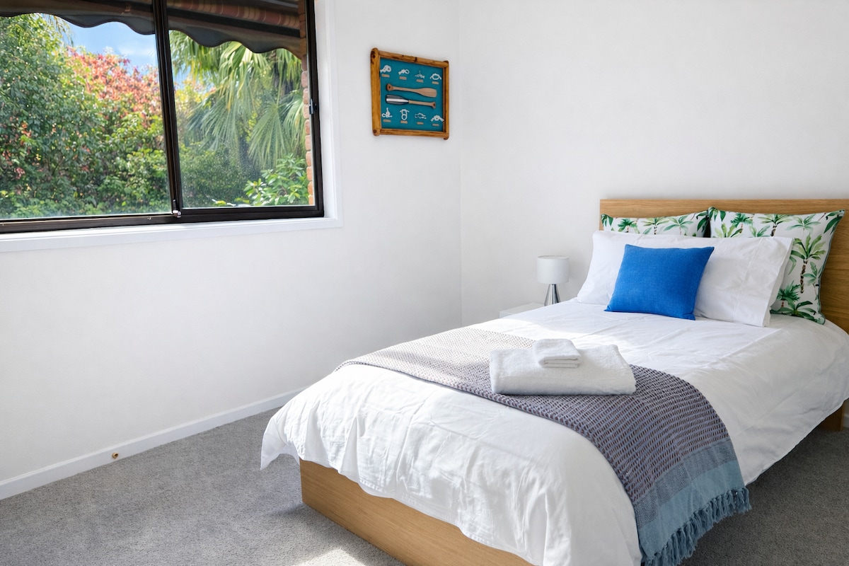 Habitación tranquila y fresca en la parte trasera de la casa; ideal para las noches de verano.