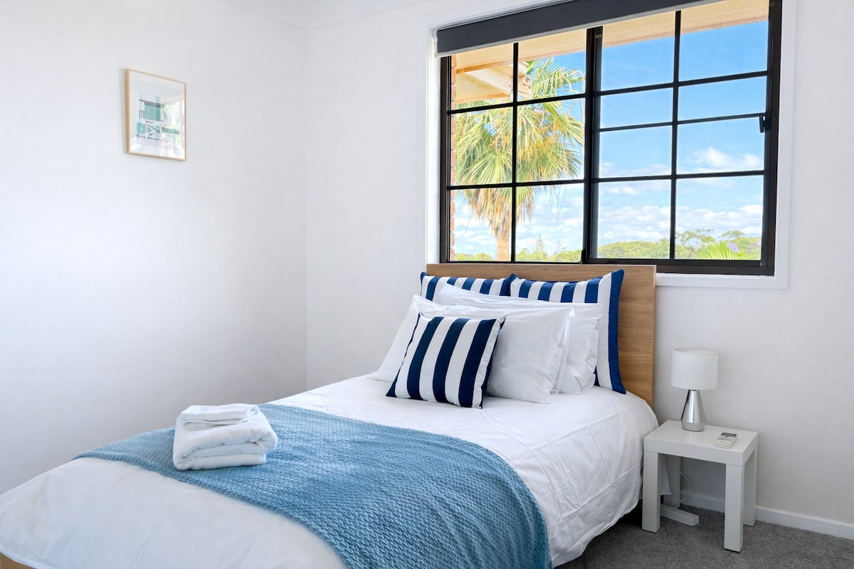 Habitación grande y espaciosa; perfecta para dormir con la brisa del mar y los relajantes sonidos de las olas.