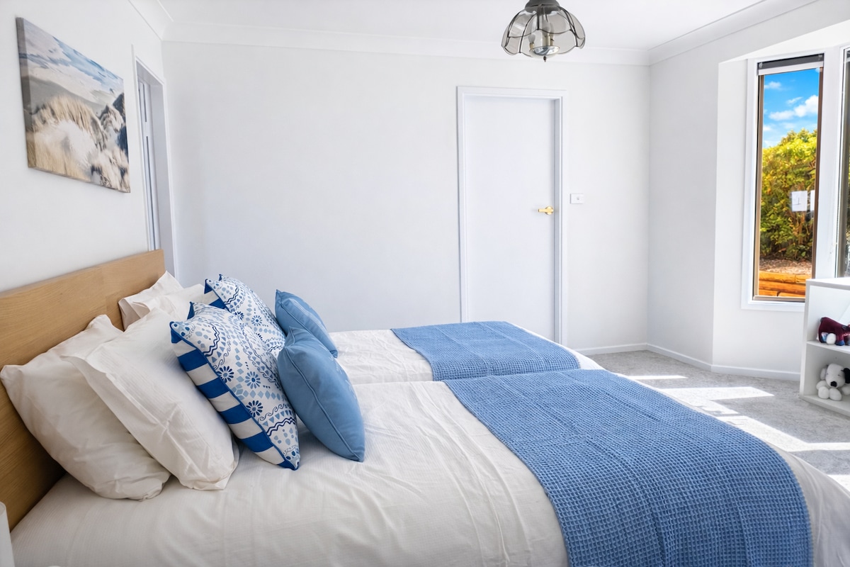 Cómodo y espacioso dormitorio principal; perfecto para parejas, amigos o niños.