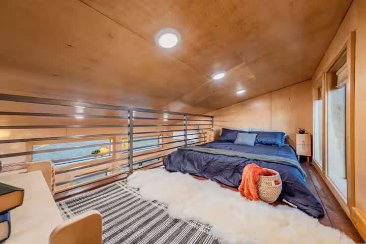 นอนหลับพักผ่อนในห้องใต้หลังคาแสนอบอุ่นของเรา (เตียงควีนไซส์)