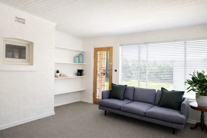 Charming Home Close To Local Restaurants And Cafes - Sale, Australia