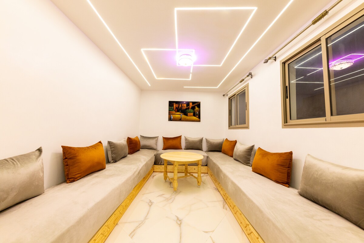 ห้องนั่งเล่นมีเตียงโซฟาขนาดใหญ่ที่สบาย 3 เตียงตามแบบห้องนั่งเล่นโมร็อกโก