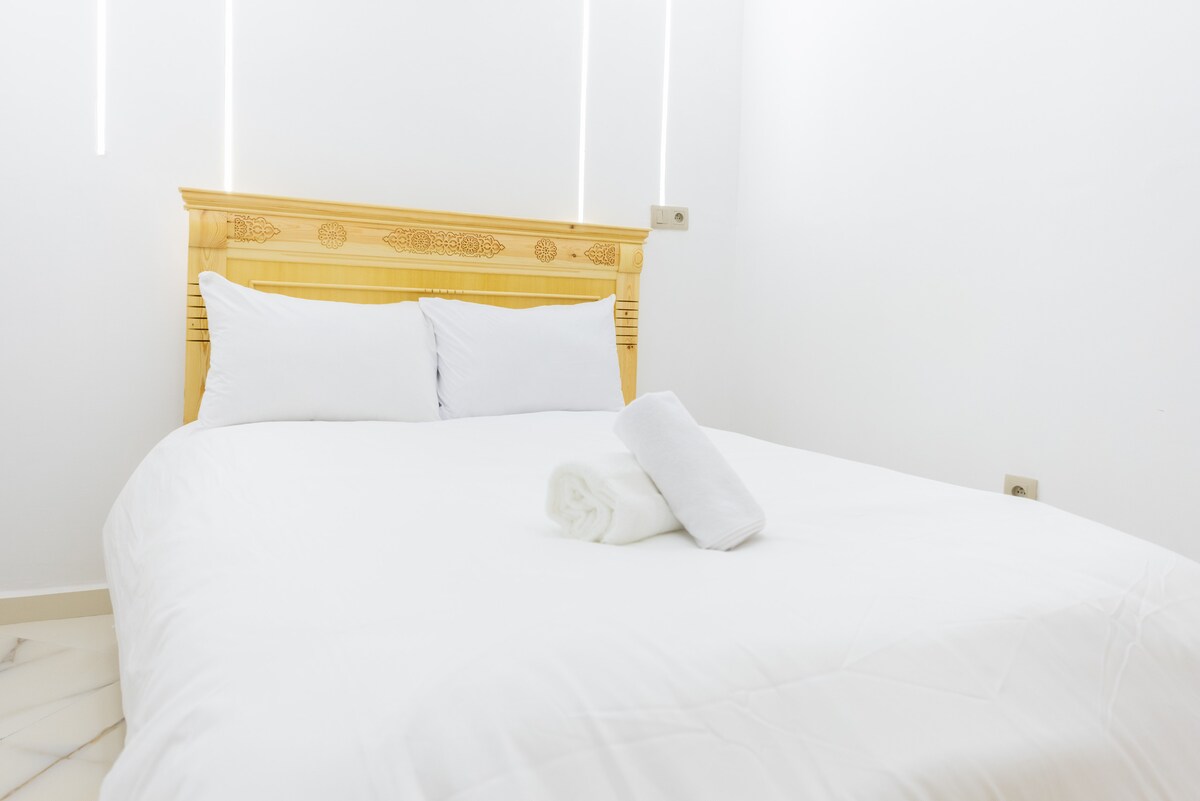 ห้องนอนมีเตียงนอนที่สบายมากสำหรับสองคนเพื่อให้หลับสนิทและใช้เวลาพักผ่อนที่สวยงาม 