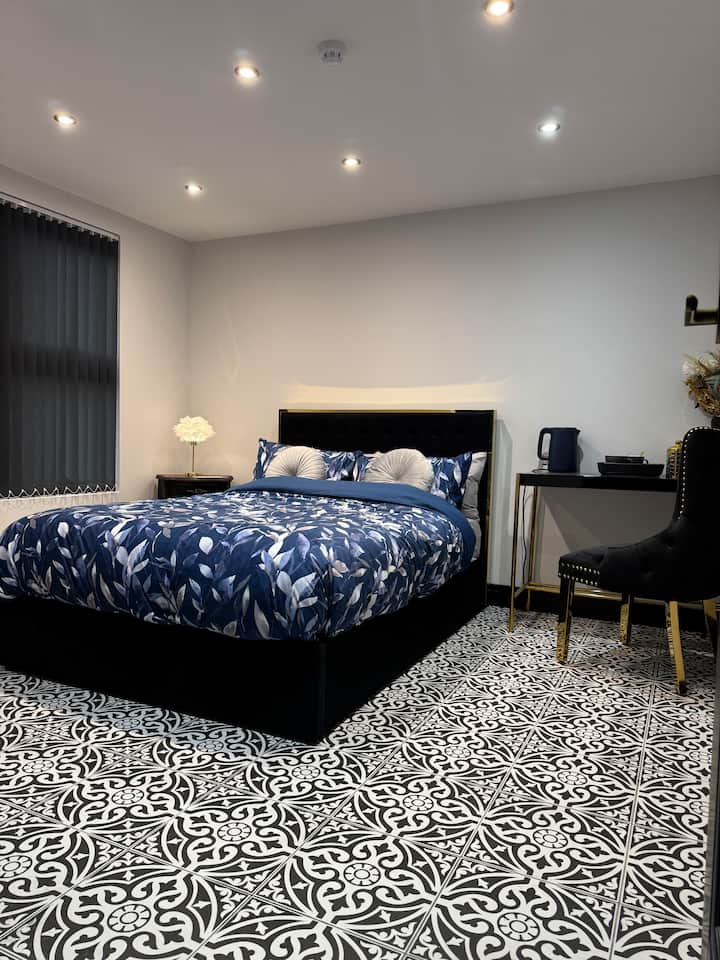 Marble Black Deluxe - Gloucester