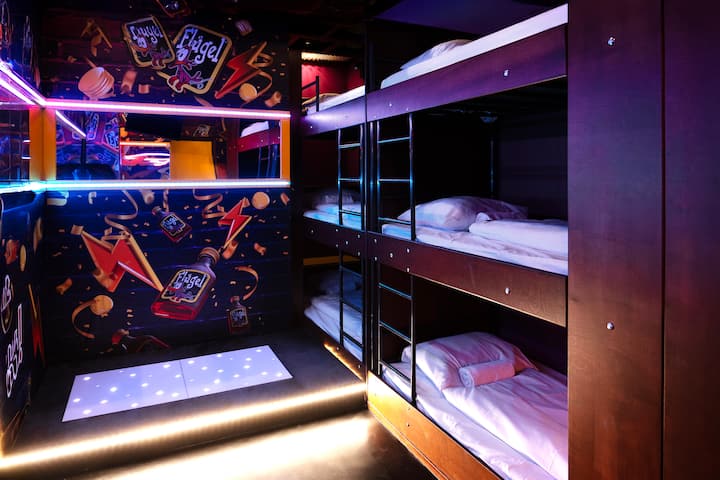 Party Room For 6 In Amsterdam + Free Parking - Amsterdam