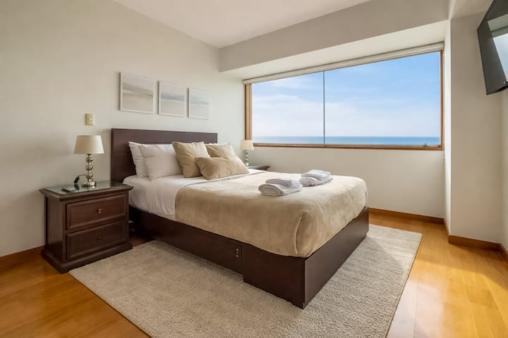 Bedroom with Double Bed, Ocean View, a 40-inch Smart TV and a wide closet
