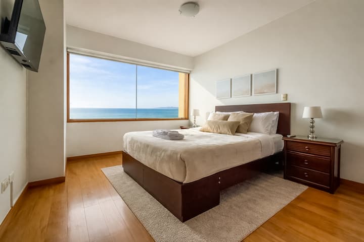 Bedroom with Double Bed, Ocean View, a 40-inch Smart TV and a wide closet
