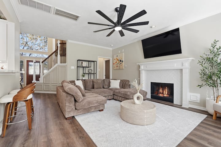 The Roman 2 | Spacious Home - Pool & Game Lounge - Crosby, TX