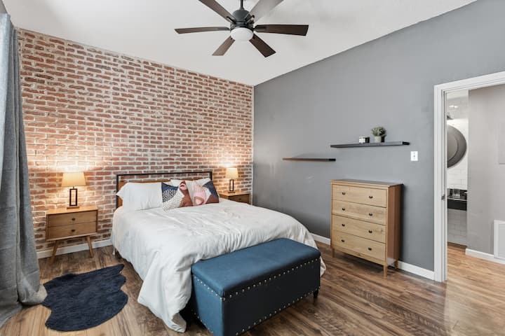 Stylish Industrial Brick Flat | Atlanta Midtown - Atlanta, GA