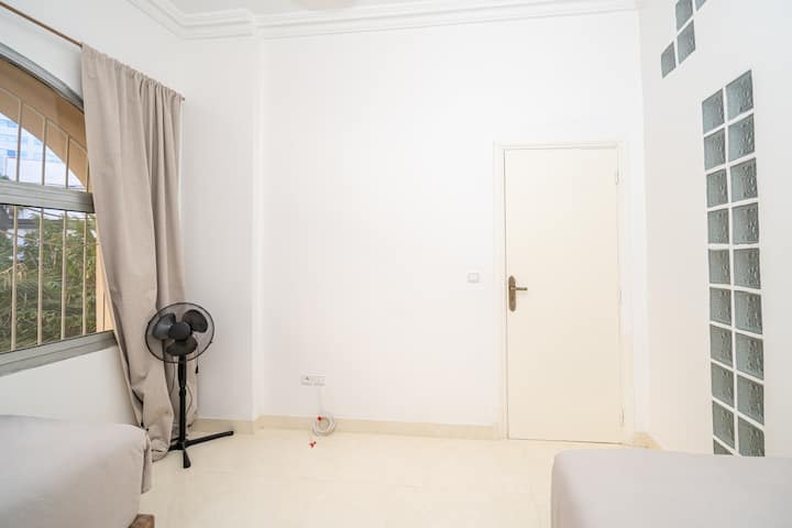 Chumba hiki kina utulivu na urahisi na ni bora kama chumba cha ziada cha kulala kwa watoto au wageni. Ina samani na mwanga wa kutosha.