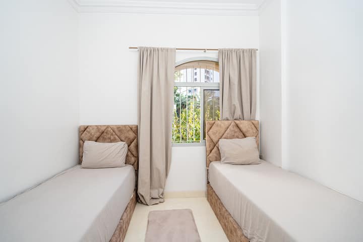 Chumba hiki cha kulala kinafaa kwa watoto, marafiki au familia. Sehemu hiyo ni tulivu, ina mwanga na ina samani kwa ajili ya kulala usiku kwa starehe.