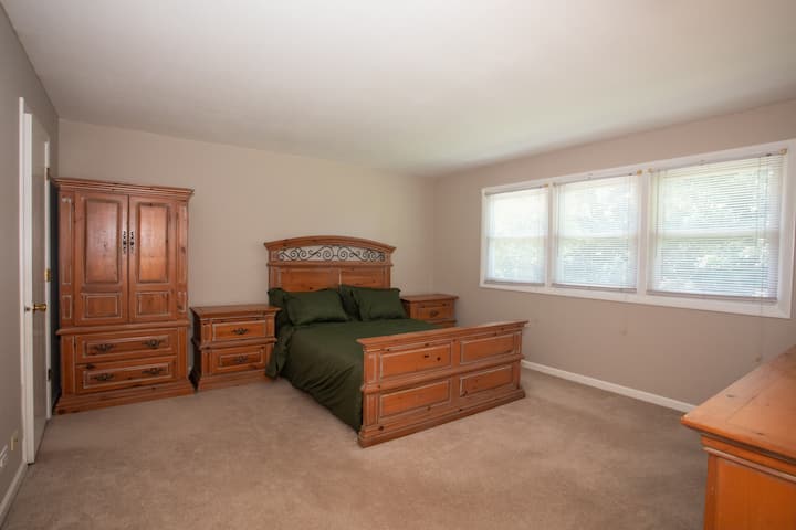 6 Bedroom & 3.5 Bath Naperville Home W/ Garage - Naperville, IL