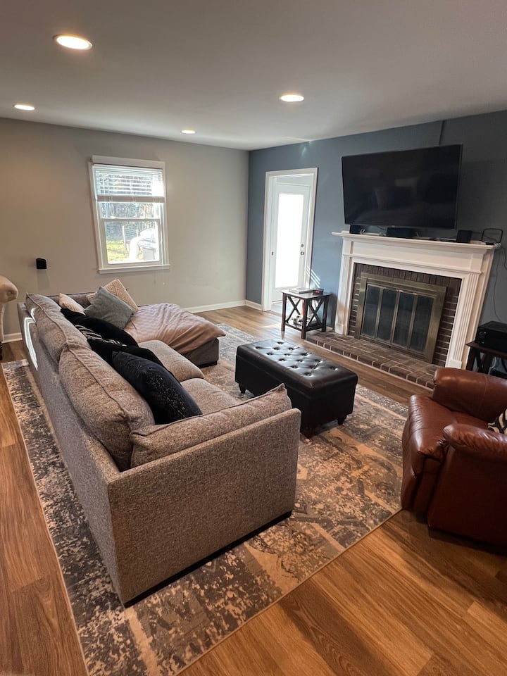 Modern & Spacious Home In Fairfax - Fairfax, VA