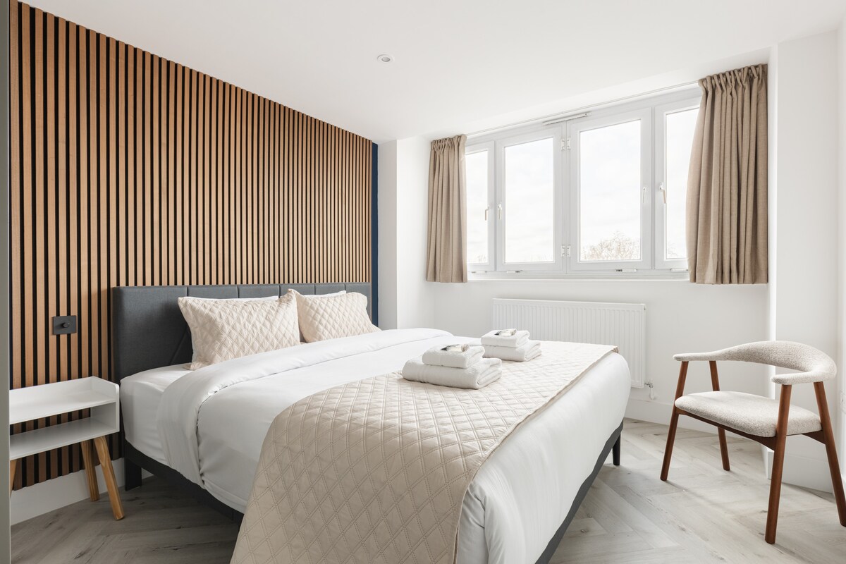 Spálňa 1: Oddýchnite si v pokojnej a priestrannej spálni s luxusnou posteľou veľkosti super king, prémiovou posteľnou bielizňou a dostatkom úložného priestoru.