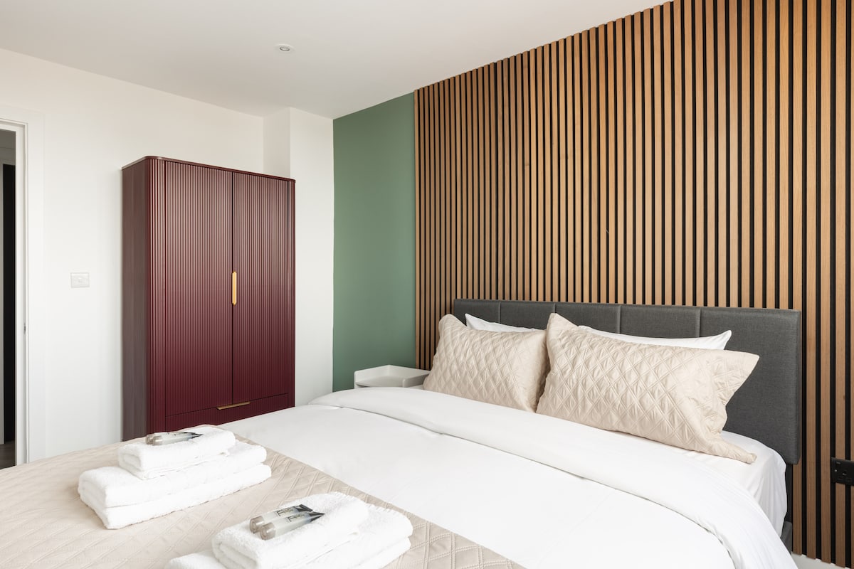 Spálňa 2: Dobite si energiu v tejto štýlovej a príjemnej izbe s pohodlnou veľkou manželskou posteľou a pokojnou atmosférou.