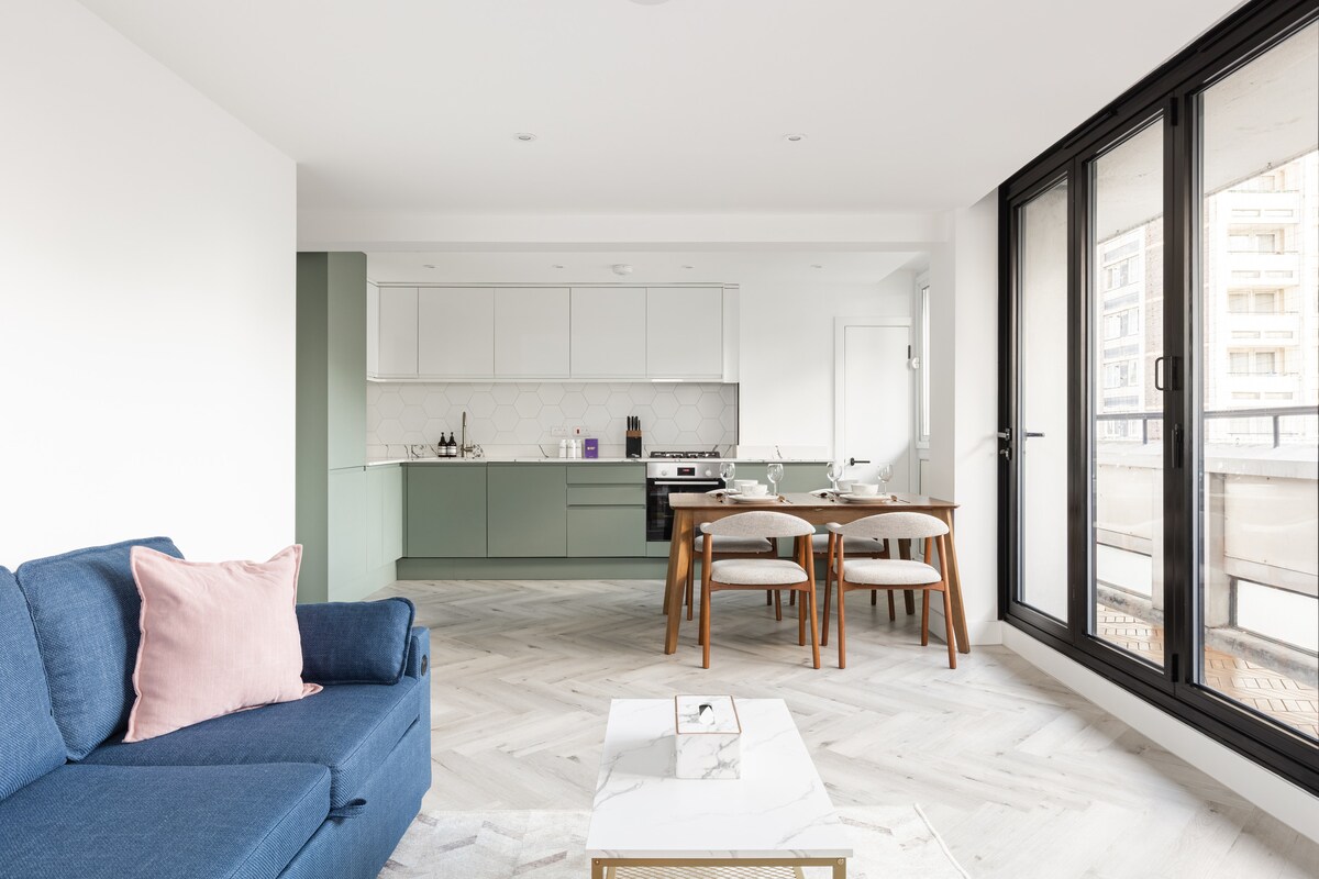 Obývacia izba: Oddýchnite si v svetlom obývacom priestore s otvoreným priestorom, pohodlnou rozkladacou pohovkou, televízorom a priamym prístupom na balkón – ideálne na odpočinok po dni strávenom v meste.