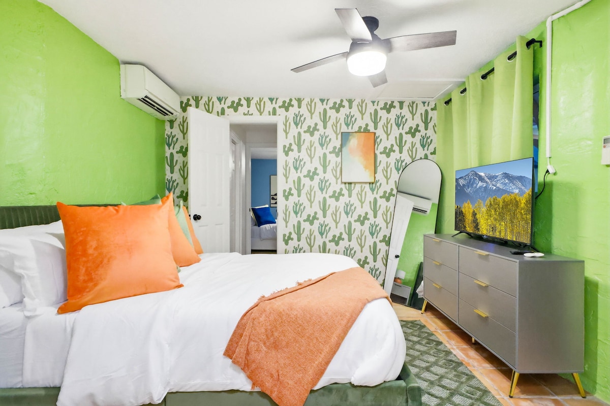 ملاذ ملون: لمسات مشرقة، وأغطية مريحة، ومناظر خلابة في انتظارك لقضاء عطلة مثالية!